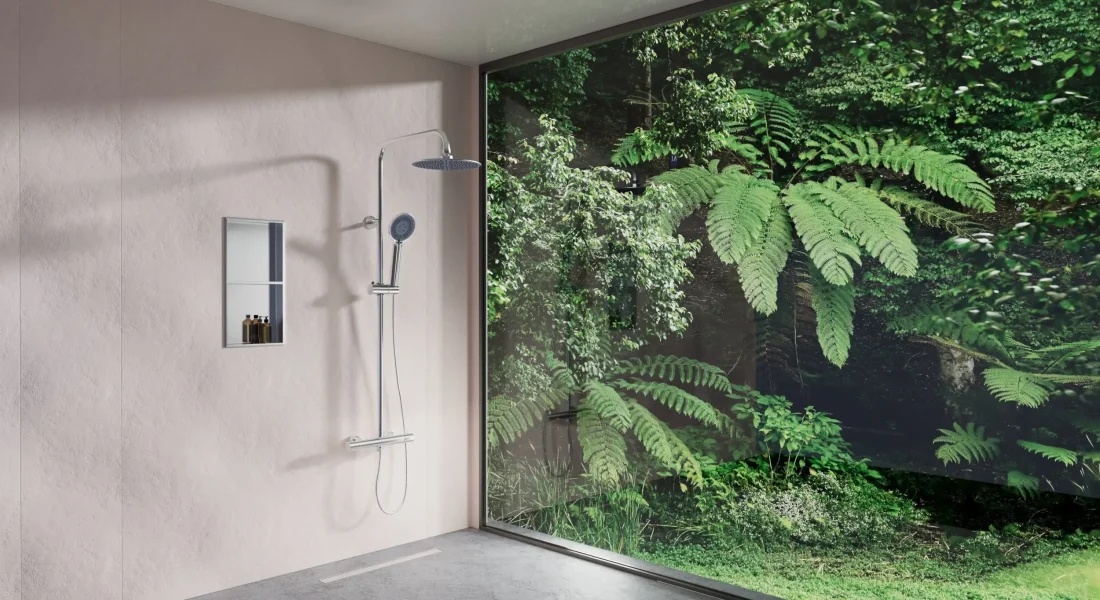 Moderne Dusche in harmonischer Verbindung mit der Natur, Symbol für ökologische Nachhaltigkeit