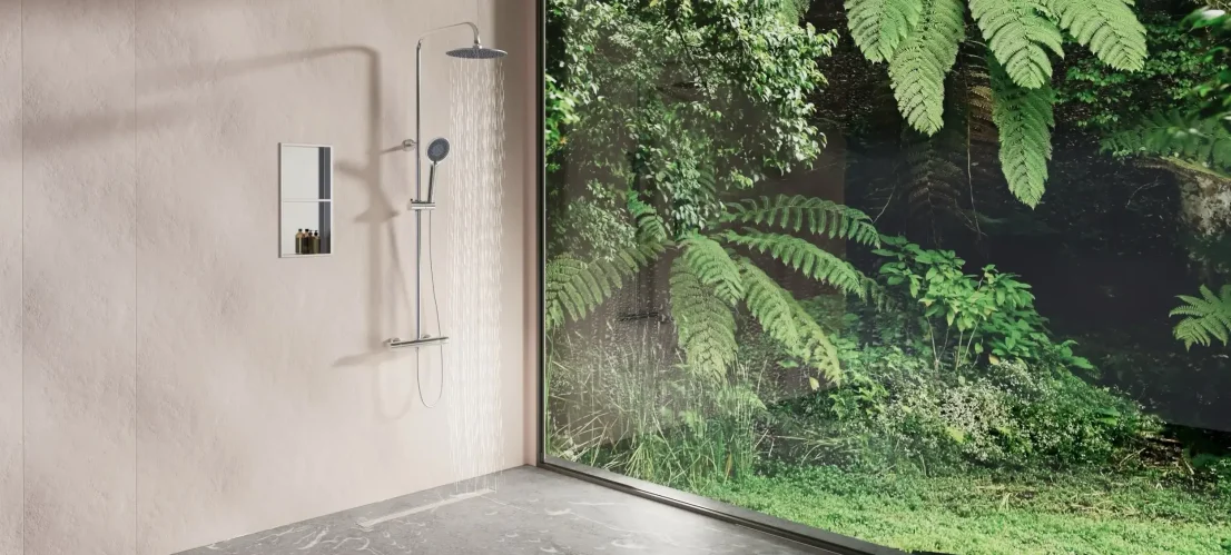 Moderne Dusche in harmonischer Verbindung mit der Natur, Symbol für ökologische Nachhaltigkeit
